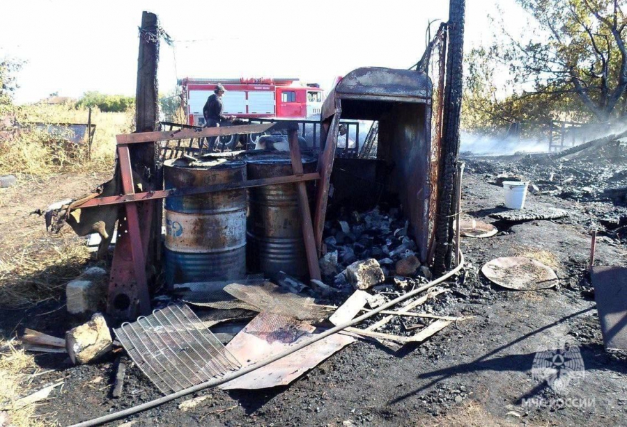 В Самойловском районе женщину оштрафовали за сжигание мусора и пожар у соседей