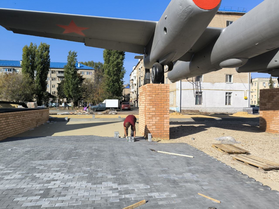 У стелы в Петровске по нацпроекту сделают большой цветник