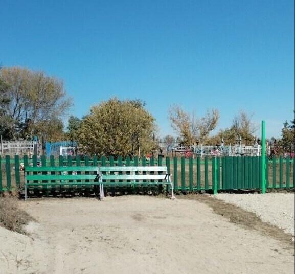 В селах Лысогорского района по инициативным проектам меняют ограждения кладбищ