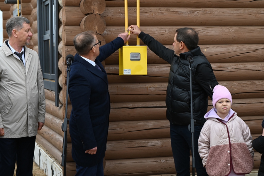 В Энгельсе дом многодетной семьи подключен к сетевому газу в рамках Петербургского международного газового форума
