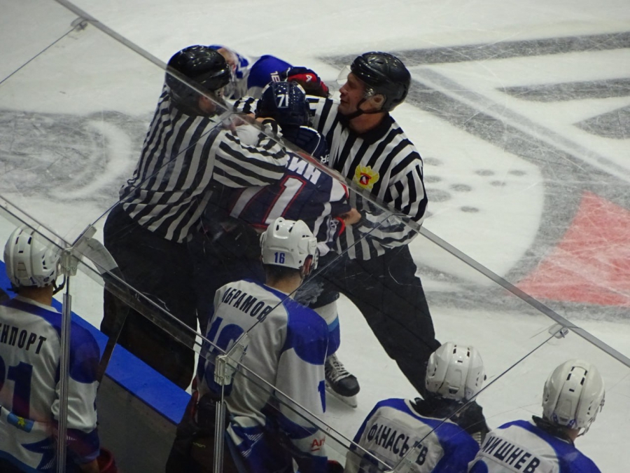 Молодежка саратовского «Кристалла» разгромила белгородских хоккеистов