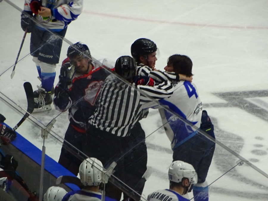 Молодежка саратовского «Кристалла» разгромила белгородских хоккеистов