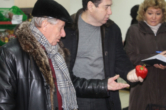 Александр Ландо потребовал закрыть 2 магазина в Саратове