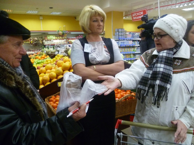 Александр Ландо потребовал закрыть 2 магазина в Саратове