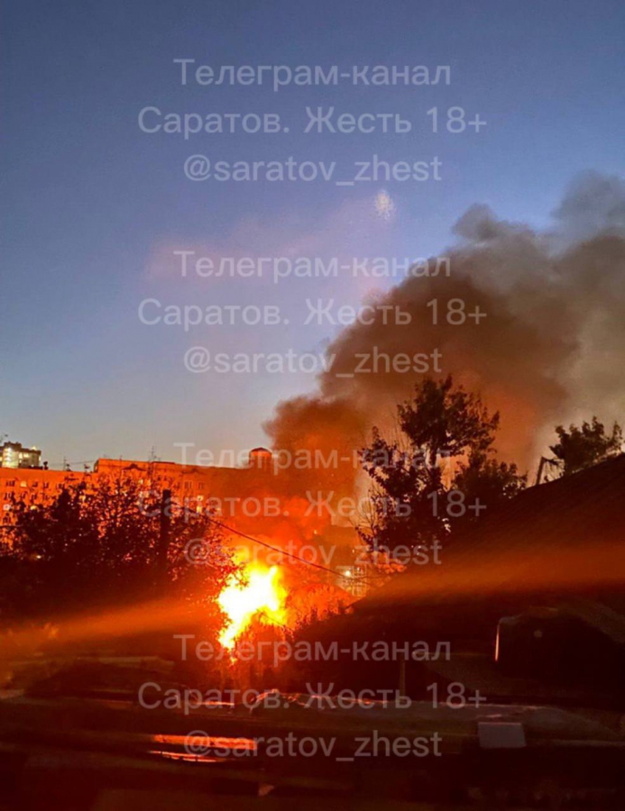 На Валовой тушат крупный пожар во дворе дома