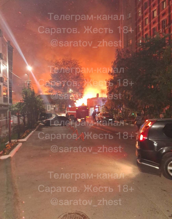 На Валовой тушат крупный пожар во дворе дома