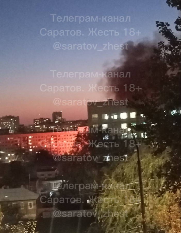 На Валовой тушат крупный пожар во дворе дома