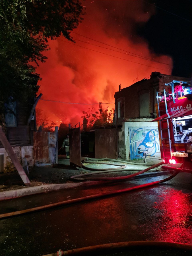 На Валовой тушат крупный пожар во дворе дома
