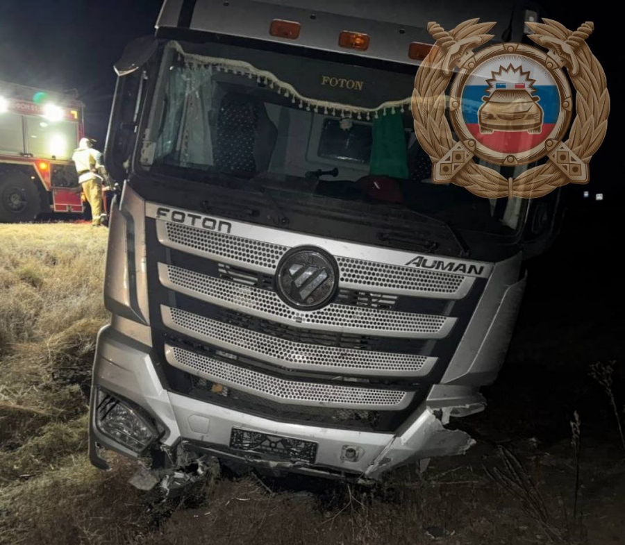 Под Марксом у «Чери» оторвалось колесо после столкновения с грузовиком