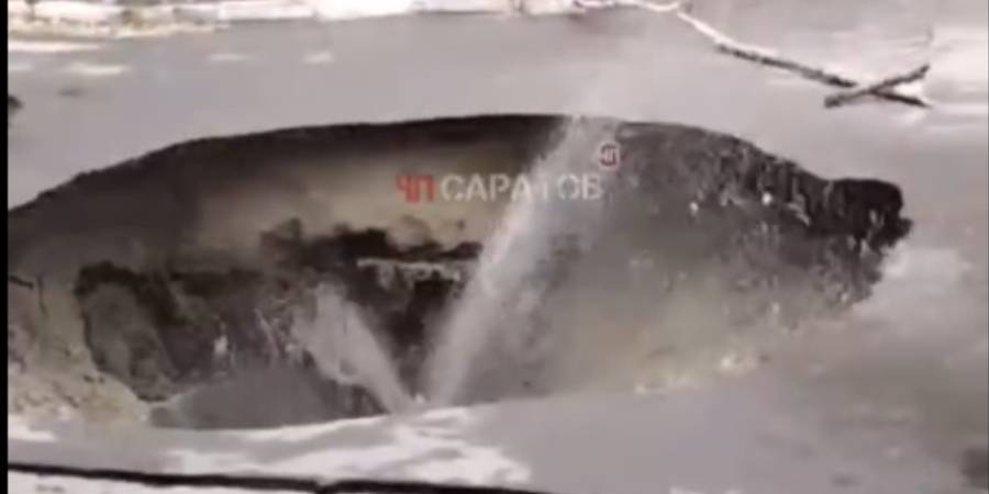 Во дворе на Шехурдина образовался крупный провал с водой. Машины в опасности