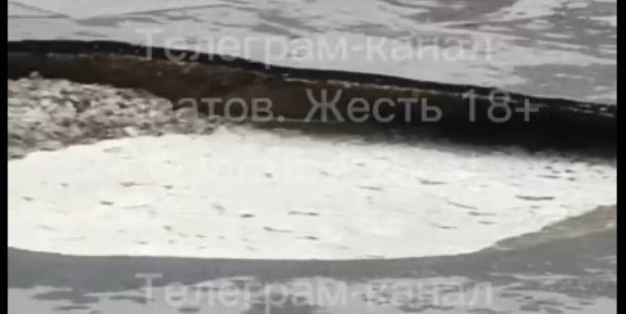 Во дворе на Шехурдина образовался крупный провал с водой. Машины в опасности