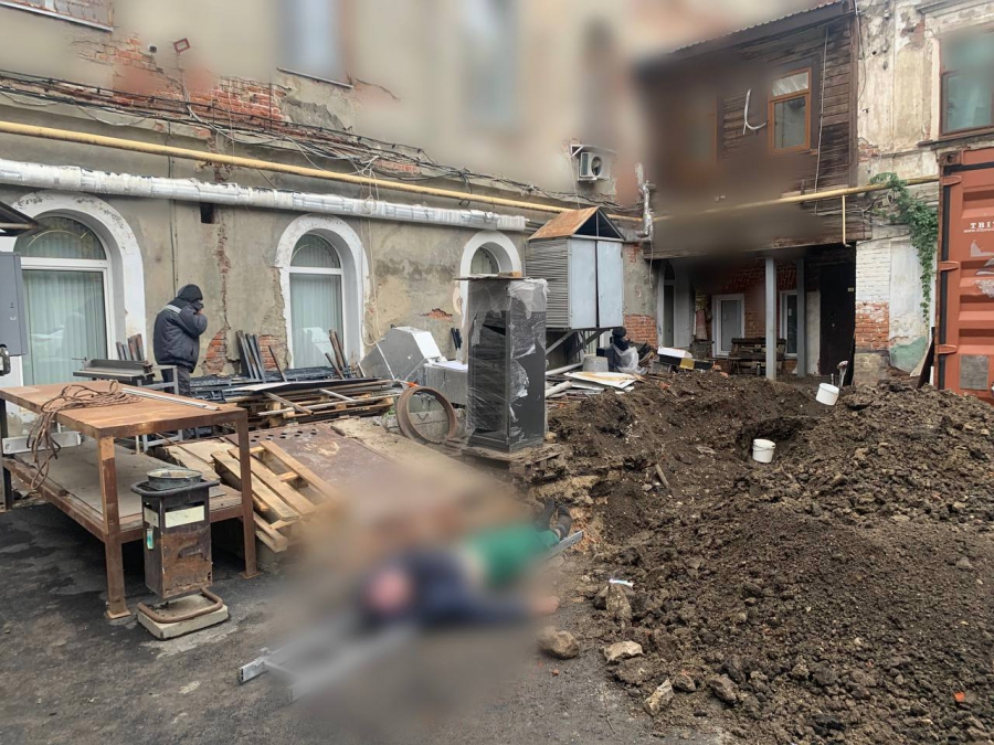 ГИТ: Погибший при земляных работах на Театральной площади трудился неофициально