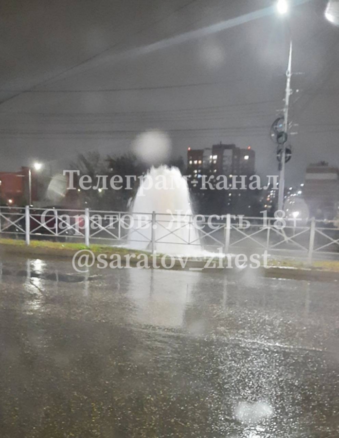 «Сезон фонтанов не закрыт». В Солнечном-2 наблюдали коммунальный гейзер