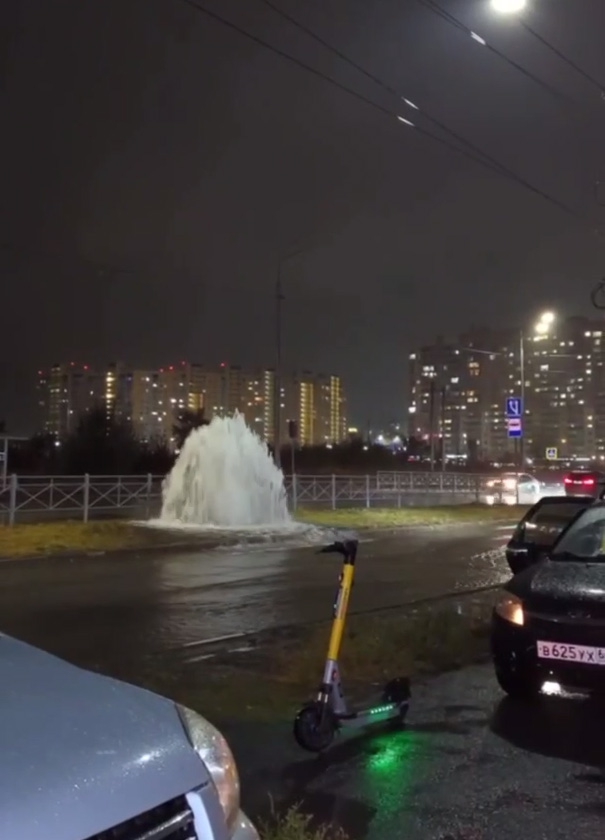 «Сезон фонтанов не закрыт». В Солнечном-2 наблюдали коммунальный гейзер