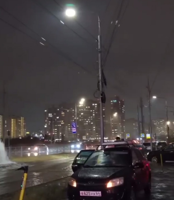 «Сезон фонтанов не закрыт». В Солнечном-2 наблюдали коммунальный гейзер