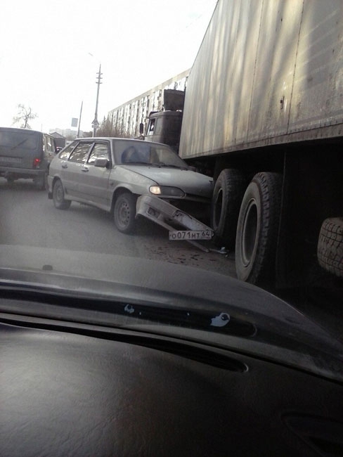 На Стрелке ДТП с большегрузом затрудняет движение