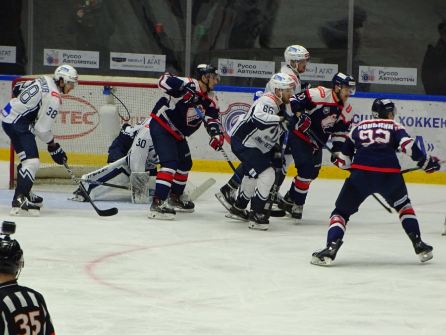 Саратовский «Кристалл» победил лидера ВХЛ