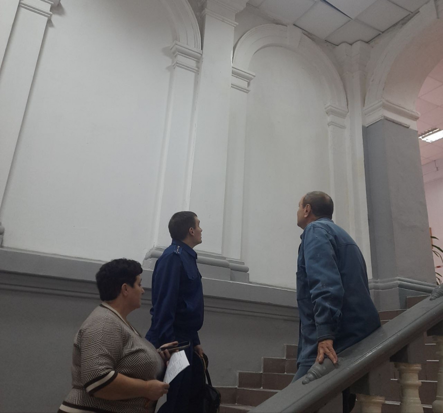 В центре Саратова произошло частичное обрушение потолка в школе