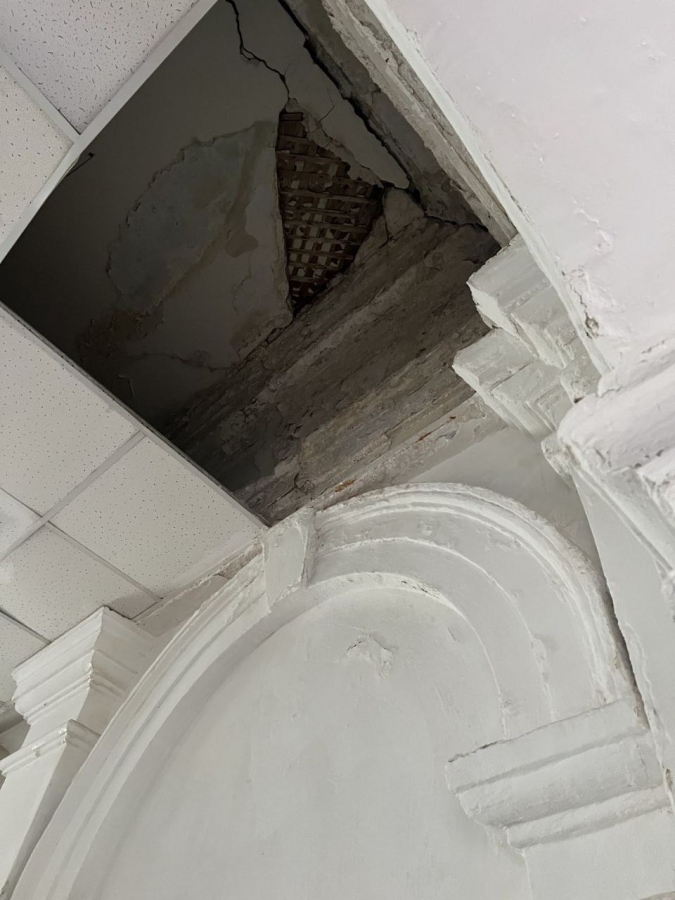 В центре Саратова произошло частичное обрушение потолка в школе