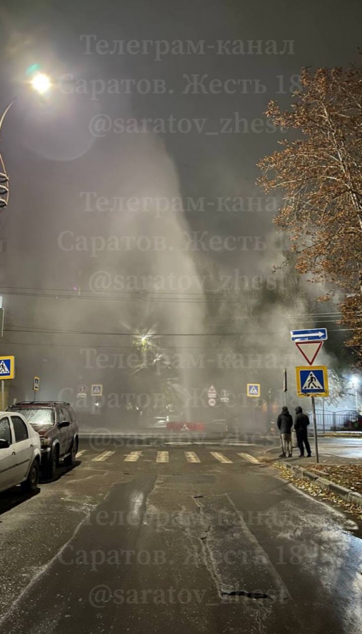 В центре Саратова из-за аварии на «Т Плюс» бил фонтан высотой в несколько этажей