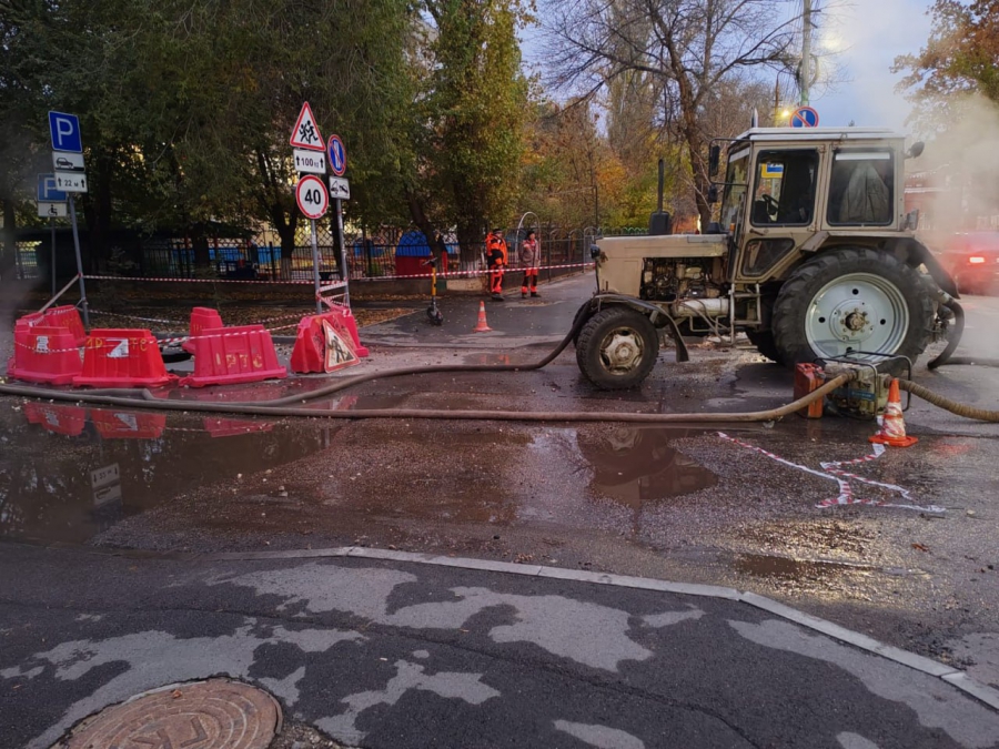 В центре Саратова из-за аварии на «Т Плюс» бил фонтан высотой в несколько этажей
