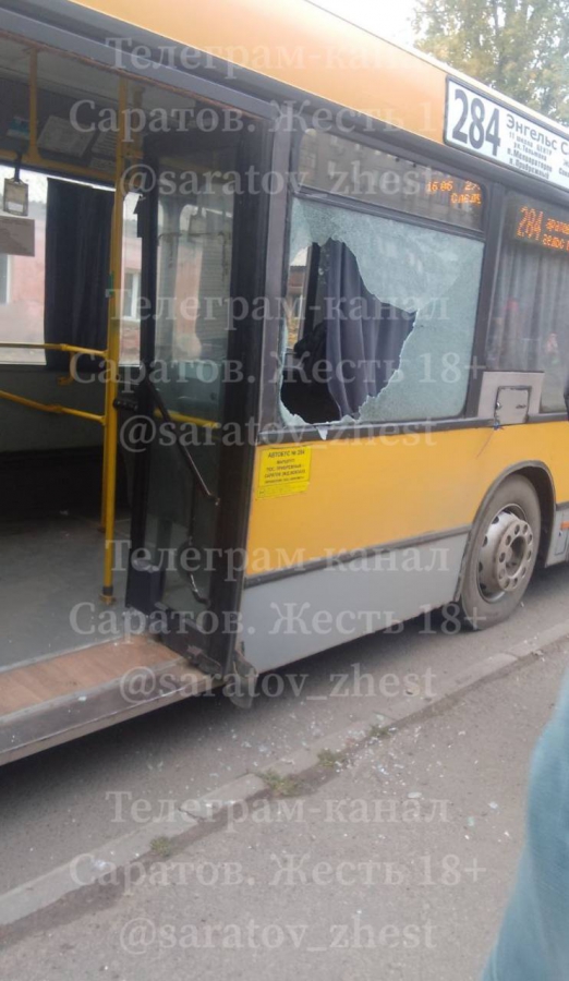 Пьяный пассажир разбил окно в автобусе Саратов – Энгельс