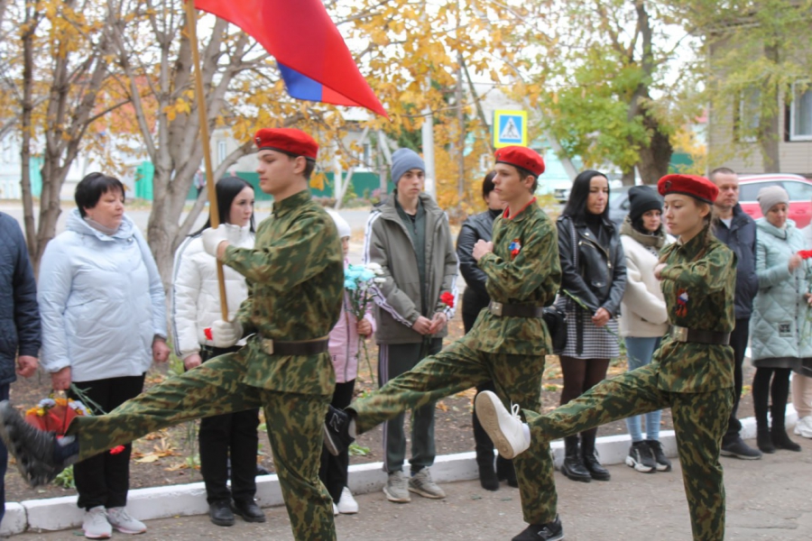 В Хвалынске открыли мемориал в память о погибшем в СВО Артеме Мамыкине