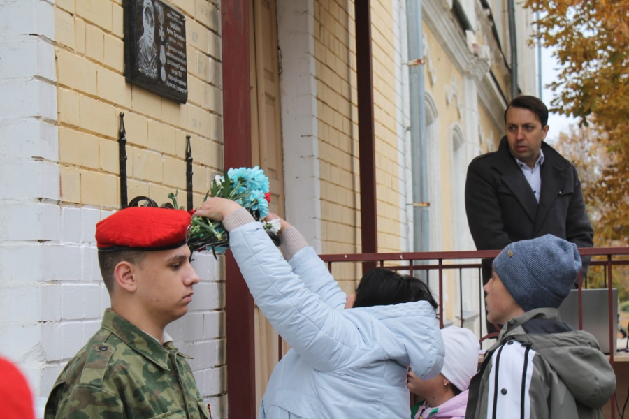 В Хвалынске открыли мемориал в память о погибшем в СВО Артеме Мамыкине