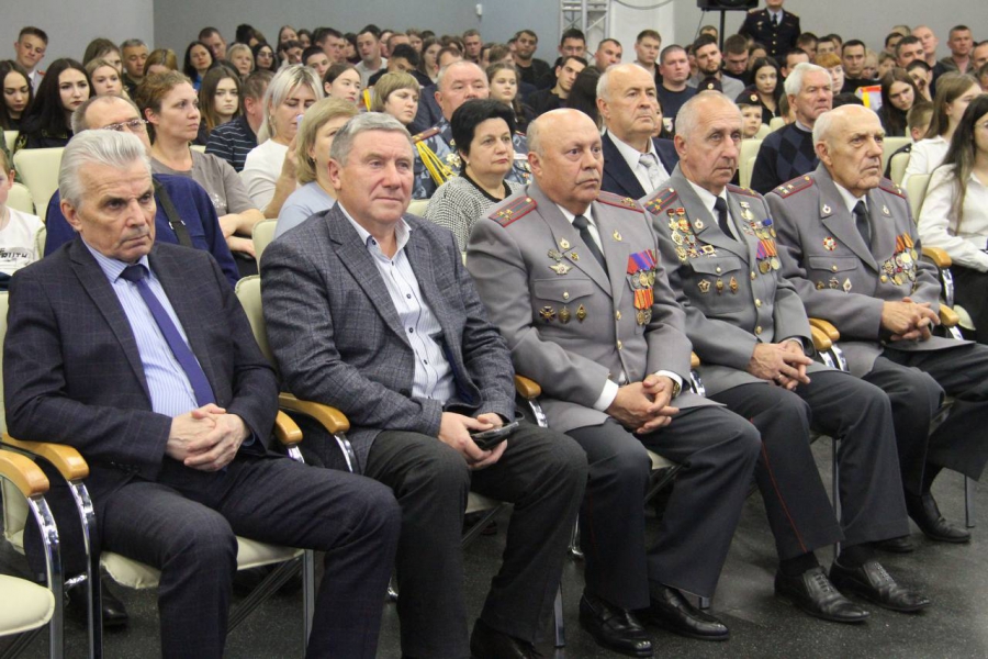 В Саратовской области детей наградили за рисунки родителей-полицейских