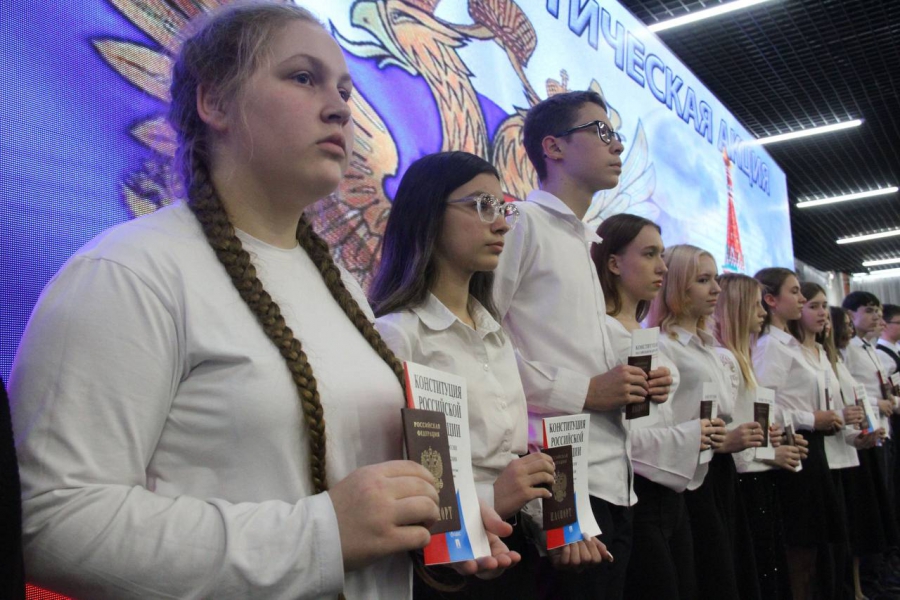 В Саратовской области детей наградили за рисунки родителей-полицейских