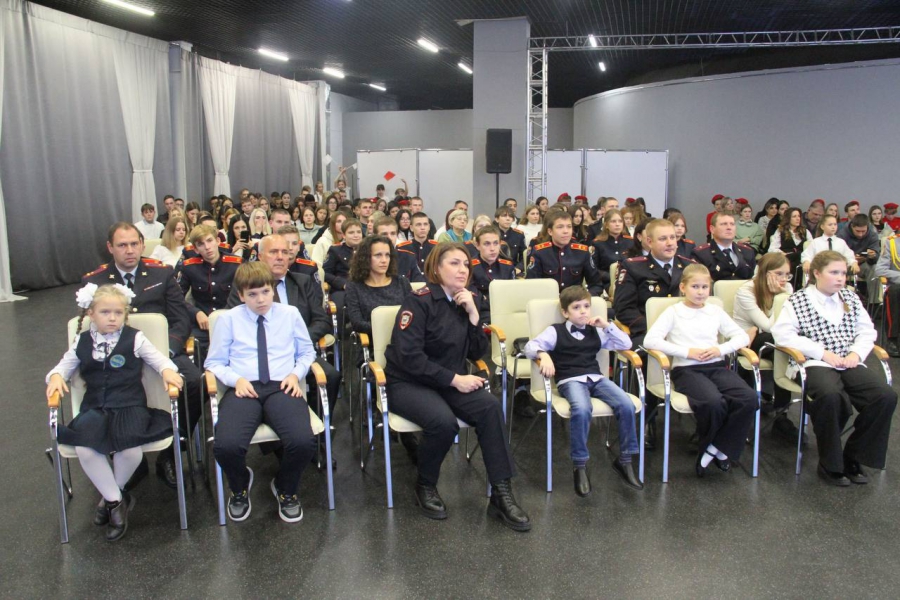 В Саратовской области детей наградили за рисунки родителей-полицейских