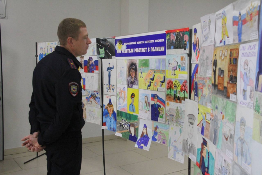 В Саратовской области детей наградили за рисунки родителей-полицейских