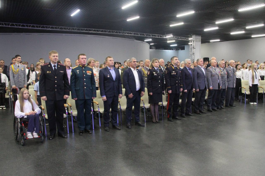 В Саратовской области детей наградили за рисунки родителей-полицейских