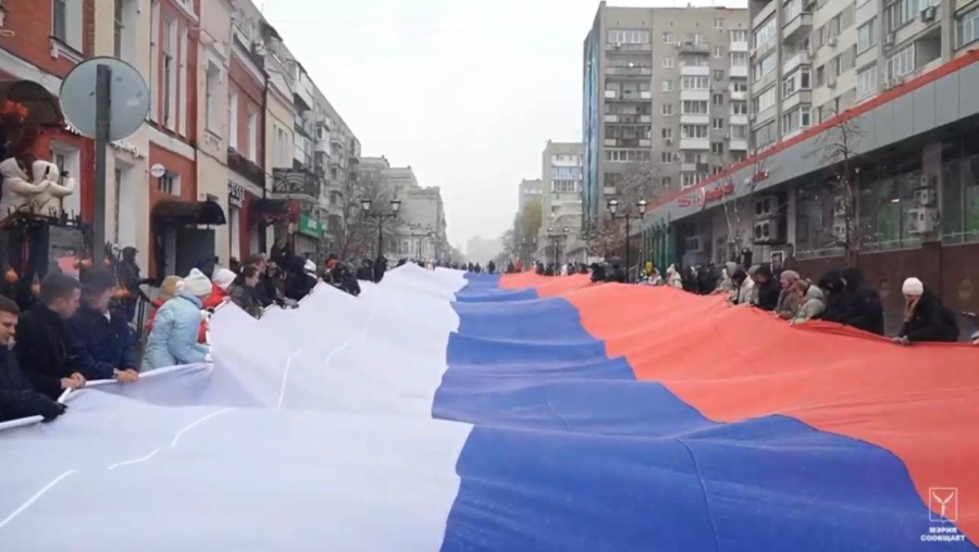 В День народного единства в центре Саратова развернули 80-метровый триколор