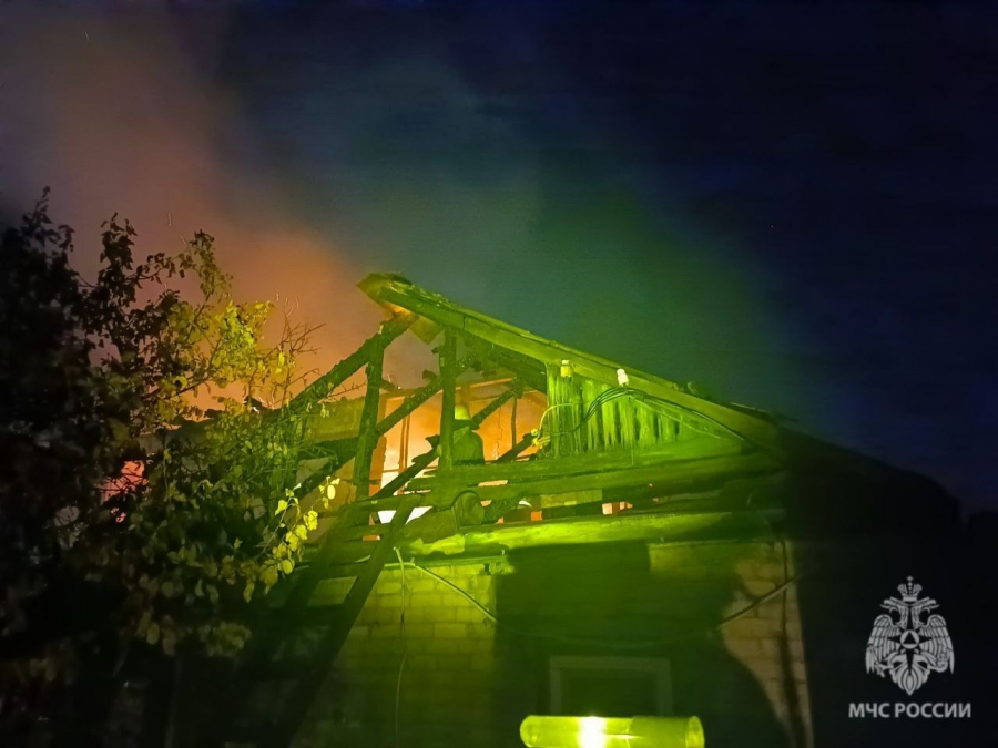 В Октябрьском районе сгорел кирпичный дом с пеноблочной пристройкой