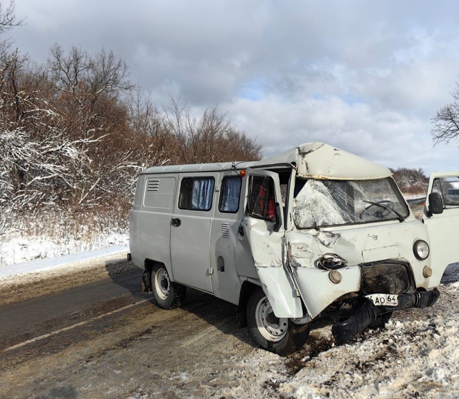 В Татищевском районе пассажир «Буханки» пострадал в столкновении с грузовиком
