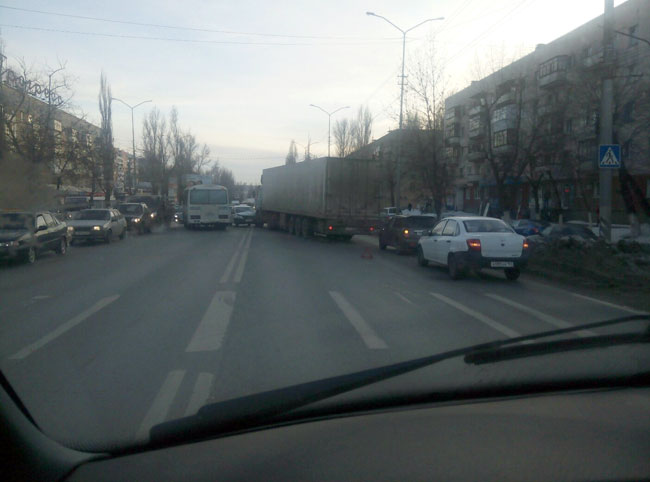 На проспекте Строителей «ВАЗ» врезался в фуру