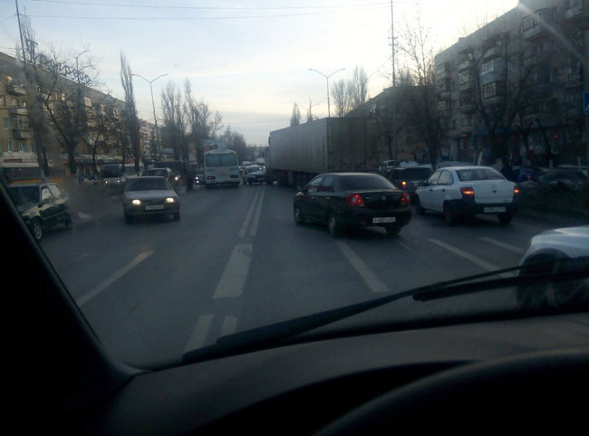 На проспекте Строителей «ВАЗ» врезался в фуру