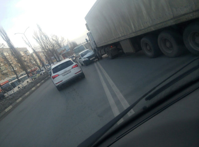 На проспекте Строителей «ВАЗ» врезался в фуру