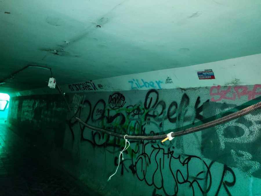 Саратовцы жалуются на свисающие провода и темноту в переходе у лицея №15