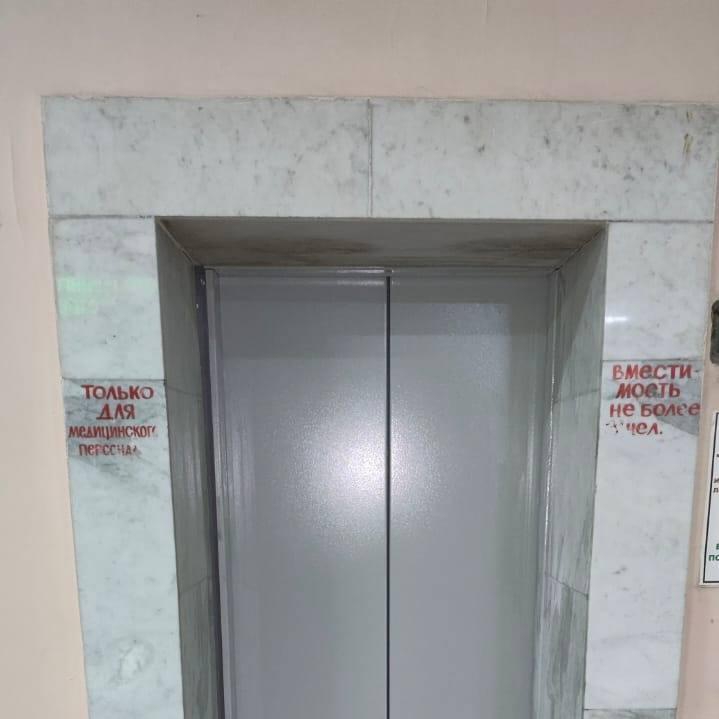 В Энгельсской городской больнице начали монтаж нового лифта
