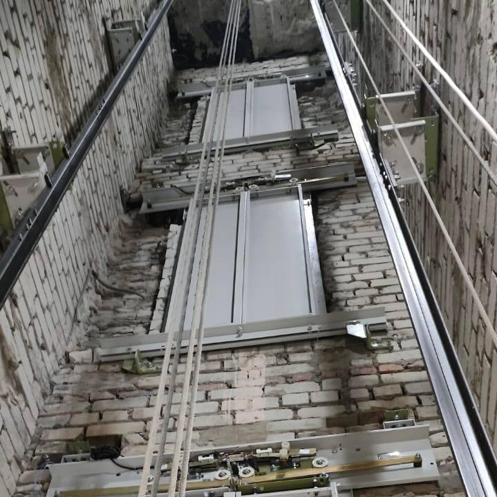 В Энгельсской городской больнице начали монтаж нового лифта