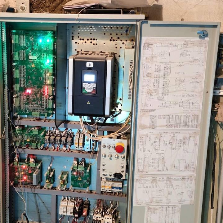 В Энгельсской городской больнице начали монтаж нового лифта