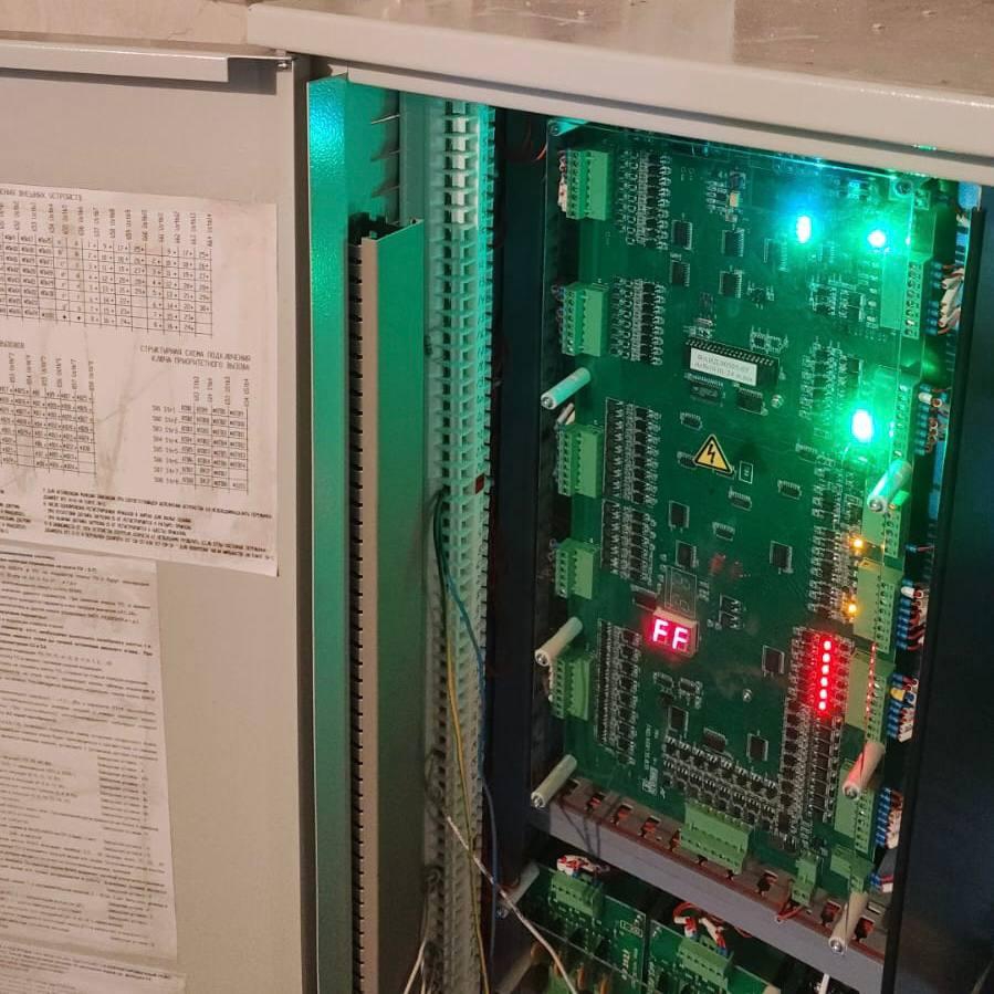 В Энгельсской городской больнице начали монтаж нового лифта