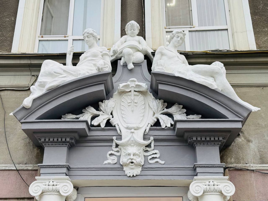 Над входом в здание администрации Саратова отреставрировали скульптуры