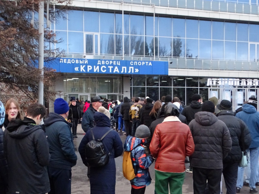 Хоккеисты «Кристалла» при аншлаге уступил в домашнем матче