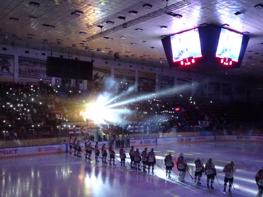 Хоккеисты «Кристалла» при аншлаге уступил в домашнем матче