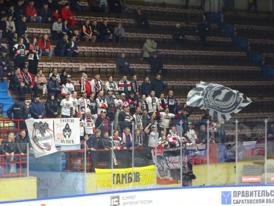 Хоккеисты «Кристалла» при аншлаге уступил в домашнем матче