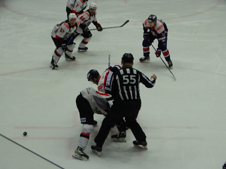 Хоккеисты «Кристалла» при аншлаге уступил в домашнем матче