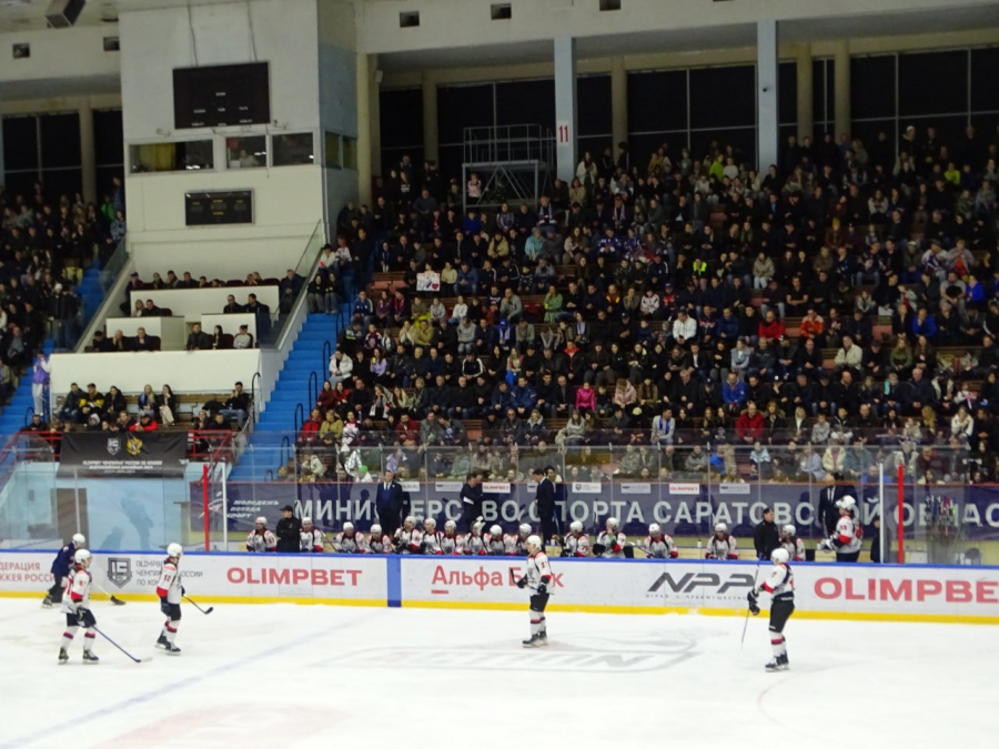 Хоккеисты «Кристалла» при аншлаге уступил в домашнем матче